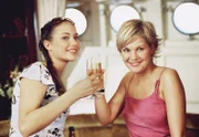 SWR Fernsehen UNTER WEIßEN SEGELN - KOMPASS DER LIEBE, Die beiden sympathischen Berliner Verkäuferinnen Lisa (Ivonne Schönherr, li.) und Grit (Julia Palmer-Stoll) sind glücklich: Sie haben eine Luxusreise geschenkt bekommen.