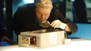 Erneut erhält Grissom (William Petersen) ein mysteriöses Päckchen: Im Inneren befindet sich ein weiteres Mord-Modell, welches er natürlich gründlichst untersucht. Aber werden Grissom und sein Team den geplanten Mord verhindern können?