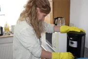 Mandy putzt die Kaffeemaschine.