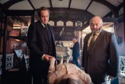 Adam Dalgliesh (l., Bertie Carvel) und Miles Kynaston (r., David Pearson).