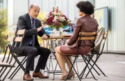 Wolfgang Berger (Horst Günter Marx, l.) entschuldigt sich bei Geraldine Voigt (Stephanie Schadeweg, r.) für den, von ihm verursachten Unfall.