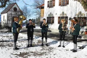 Die jungen Aufhamer Musikanten auf der Stroblalm am bayerischen Höglberg.