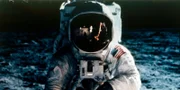 Buzz Aldrin auf dem Mond, Apollo II-Mission, Juli 1969. In Aldrins Visier spiegeln sich Neil Armstrong, der das Foto macht, die US-Flagge und der "Eagle". Die Mondlandefähre Apollo 11, Codename Eagle, mit den US-Astronauten Neil Armstrong und Buzz Aldrin an Bord, landete am 20. Juli 1969 im Meer der Ruhe. Apollo 11 war die fünfte bemannte Apollo-Mission und die erste, die auf dem Mond landete. Künstler Neil Armstrong.