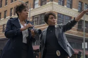 Athena Grant (Angela Bassett, r.)