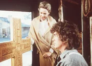 Charles Ingalls (Michael Landon, r.) hat für seinen verstorbenen Freund Jack ein Grabkreuz geschnitzt. Caroline (Karen Grassle, l.) ist von der Arbeit begeistert.