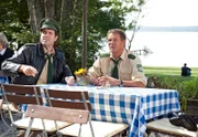 Hubert (Christian Tramitz, r.) und Staller (Helmfried von Lüttichau, l.) gönnen sich im Biergarten eine Pause von den Ermittlungen.