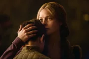 Elizabeth Woodville (Rebecca Ferguson, r.) nimmt Abschied von ihrem Sohn Prince Richard (Ted Allpress, l.), der zusammen mit seinem Stiefbruder nach London reisen soll ...