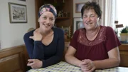 Vroni und ihr Freund Harald.; Vroni (vorne rechts) und ihre Familie.; Vroni auf dem Spargelfeld.; Vroni und ihre Mutter Sieglinde.