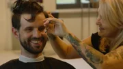 Frater Johannes beim finalen Schnitt vor seinem großen Tag - der ewigen Profess.