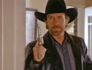 Walker (Chuck Norris) vermutet, dass ein Einbrecher in diesem Haus ist.
