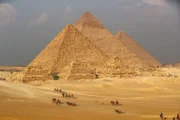 Touristen besuchen die Pyramiden von Gizeh in Gizeh, Ägypten.