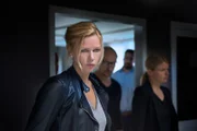 Inka Hansen (Veronica Ferres, l.) hütet seit ihrer Kindheit ein belastendes Geheimnis.