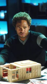 Für Warrick (Gary Dourdan) und seine Kollegen beginnt ein Wettlauf mit der Zeit, um den Mörder, der mit Mini-Modellen den geplanten Tatort detailgenau ankündigt, zu fassen.
