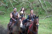 Richard (Craig Horner, r.), Kahlan (Bridget Regan, M.) und Zedd planen wie sie Ranssyn finden und einholen können. Chase (Jay Laga'aia, l.) stößt zu den drei und will ihnen dabei helfen ...