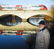 Sepp Forcher an der Saalach, dem Grenzfluss zwischen Bayern und Salzburg. Er erzählt über die Geschichte der gesprengten Brücken.