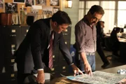 Ermitteln in einem Fall bizarrer Leichenschändung in Graffitis: Hotch (Thomas Gibson, l.) und Rossi (Joe Mantegna, r.) ...