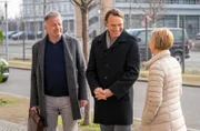 Als Roland Heilmann (Thomas Rühmann, li.) und seine Frau Kathrin Globisch (Andrea Kathrin Loewig, re.) morgens zur Sachsenklinik kommen, freuen sie sich riesig, als plötzlich ihr Freund und Kollege Martin Stein (Bernhard Bettermann) da steht.