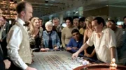 Jimmy Welch (Robin Mossley, re.) ist seit vielen Jahren der Spielsucht verfallen; meistens verliert er jedoch alles. Eines abends hat er eine seltsame Glückssträhne...