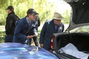 Suchen am Tatort nach Hinweisen: Ducky (David McCallum, r.) und Jimmy (Brian Dietzen, l.) ...