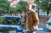 Gregor (Jonas Minthe) hat das Handy des Opfers gefunden.