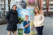Tobi und Werbe-Expertin Katharina mit dem Werbeplakat für Tobis Limo: Die Checker Brause!