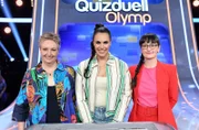 Moderatorin Esther Sedlaczek (M.) mit den Kandidatinnen Adriane Rickel (l.) und Annegret Schenkel (r.).