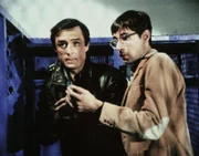 Bei ihren Recherchen in einem Baseball-Club finden Nick (Joe Penny, l.) und Murray (Thom Bray) erste Indizien.