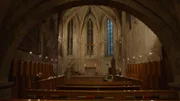 Frater Jakob ist der erste Mönch frühmorgens bei den Laudes in der Stiftskirche St. Peter.