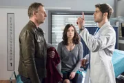 ARD PROGRAMMDIREKTION, IN ALLER FREUNDSCHAFT - DIE JUNGEN ÄRZTE, neue Vorabend-Weekly, Folge 21  "Schritt für Schritt", am Donnerstag (02.07.15) um 18.50 Uhr im Ersten. Eigentlich lässt sich Susanne Albrecht (Julia Richter, M.) von Dr. Ahrend (Roy Peter Link, r.) untersuchen, doch weil sich ihr Mann Jochen Hoffmann (Christoph Grunert, l.) anscheinend etwas ungeschickt anstellt und am Bett anstösst, nimmt Dr. Ahrend auch an ihm eine kleine Untersuchung vor. Offenbar ist sein Blickfeld links eingeschränkt.