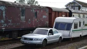 Die Jungs bauen einen Wohnwagen-Zug.
