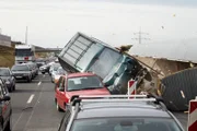 Die wilde Verfolgungsjagd eines Personenschützers, der russischen Gangstern auf den Fersen ist, eskaliert in einem Riesencrash auf der Autobahn...