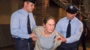 Die Vollzugsbeamten (Komparsen) versuchen Kalle (Isabelle Höpfner, M.), die außer sich ist, weil Fisch abtransportiert wird, zu beruhigen.