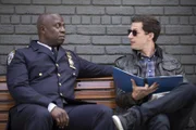 Captain Ray Holt (Andre Braugher, l.), Jake Peralta (Andy Samberg)