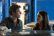 Detektive Harper (Natalia Cigliuti) und Jim Longworth (Matt Passmore)