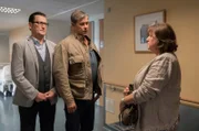 Lars (Ingo Naujoks, l.) und Finn (Sven Martinek, M.) treffen auf die Mutter des Opfers, Maria Nieberg (Ingrit Dohse, r.).
