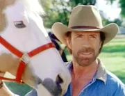 Walker (Chuck Norris) versucht den kleinen Archie mit seinem Pferd aufzuheitern. Leider wird seine Stimmung auch bald getrübt.