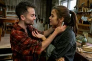 Hannes (Max Hegewald) ist glücklich, als er von Agatas (Elina Vildanova) Schwangerschaft erfährt, doch sie möchte das Kind nicht bekommen.