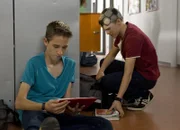 Dominik (Yannick Rau) recherchiert, was mit Mila los ist. (re. Paul Uhlemann)