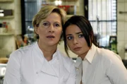 Susanne (Heike Jonca, l.) und Paloma (Maja Maneiro, r.) beobachten Armin. Hat er sich etwa in Leonore verliebt ...?