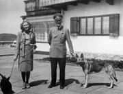 Eva Braun und Adolf Hitler mit ihren beiden Hunden Wulf und Blondi auf dem Berghof, 1942. Gefunden in der Sammlung des Staatlichen Zentralen Militärmuseums, Moskau.