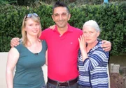 Trödelprofi Mauro Corradino mit Michaela (li.) und Marina