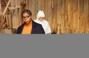 Dr. Lara Krüger (Dela Dabulamanzi mit Komparse) bei der Spuren-Aufnahme in der Scheune.