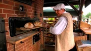 Regionale Spezialitäten sind beliebt wie nie zuvor. Holunderblüte auf Beelitzer Spargel, Aal aus der Oberen Havel oder Quark mit Leinöl aus dem Spreewald. Doch welche Spezialität ist die Beliebteste? Eine Schlemmerreise durch Brandenburg. Holzofenbrot aus Schwante.
