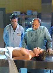 Der 14-jährige Dylan Buckley (Zane Holtz, lieg.) wurde tot im Haus seiner Psychiaterin gefunden. Starb er an einem epileptischen Anfall? Nick (George Eads, l.) hört den Ausführungen von Dr. Robbins (Robert David Hall) zu.