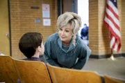 Sheldon Cooper (Iain Armitage, l.); Connie "Meemaw" Tucker (Annie Potts, r.)