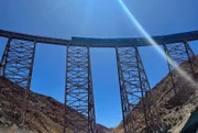 Auf dem spektakulären Viadukt La Polvorilla: Im Norden Argentiniens überquert der weltberühmte „Tren a las Nubes“ – der „Wolkenzug“ – schwindelerregende Brücken und tiefe Täler.