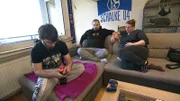 Franks Bruder Robin (li.), Frank und Romina verbringen die meise Zeit auf der Couch