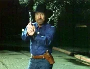 Ein geheimnisvoller Fremder macht Walker (Chuck Norris) b^se "Konkurrenz". Bevor Walker seine gesuchten Verbrecher verhaften kann, ermordet der Unbekannte diese vor Walkers Nase.
