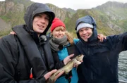 Nina Heins mit Andreas und Martin - zwei Brüder die das Stadtleben gegen ein Leben im Fischerdorf Henningwear, ein Dorf auf einer Insel der Lofoten, eingetauscht haben.