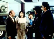 Birdy (Didi Conn, 2.v.l.) stellt ihren überraschten Eltern ihren guten Engel Jonathan (Michael Landon, 2.v.r.) und seinen Freund Mark (Victor French, r.) vor.